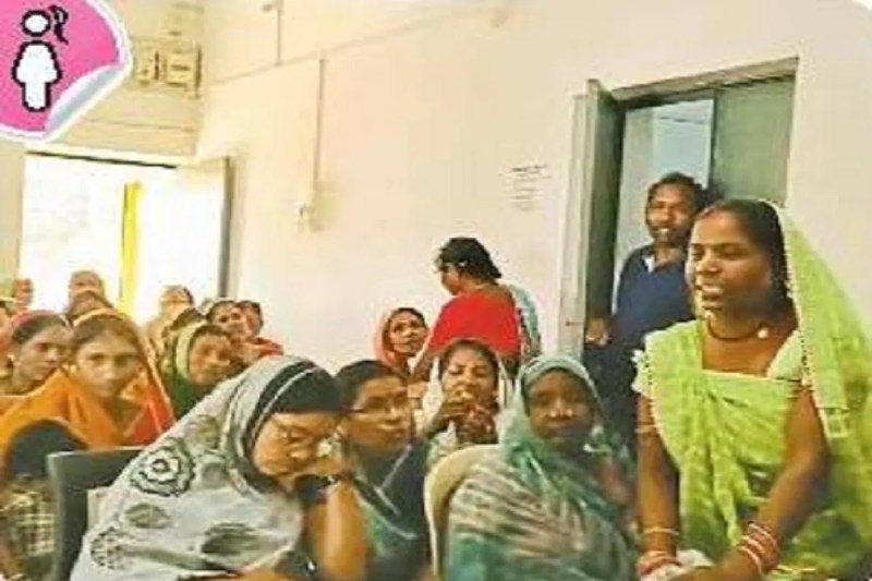 CG News: गुलाबी गैंग ने गांव में नशाबंदी को लेकर मोर्चा खोला, 120 पाउच शराब जब्त कर नहर में बहाई