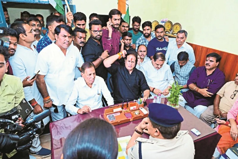 CG Politics: राहुल को गोली मारने के बयान का विरोध, कांग्रेस ने किया सिविल लाइन थाने का घेराव