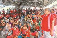 Raipur News: रेलवे स्टेशन में धरने पर बैठे कुली, बैटरी कार चलाने के विरोध में परिवार सहित प्रदर्शन