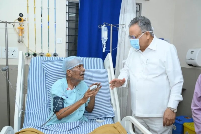 CG News: विनोद कुमार शुक्ल की हालत में सुधार, विस अध्यक्ष डॉ. रमन सिंह ने अस्पताल पहुंचकर हालचाल जाना