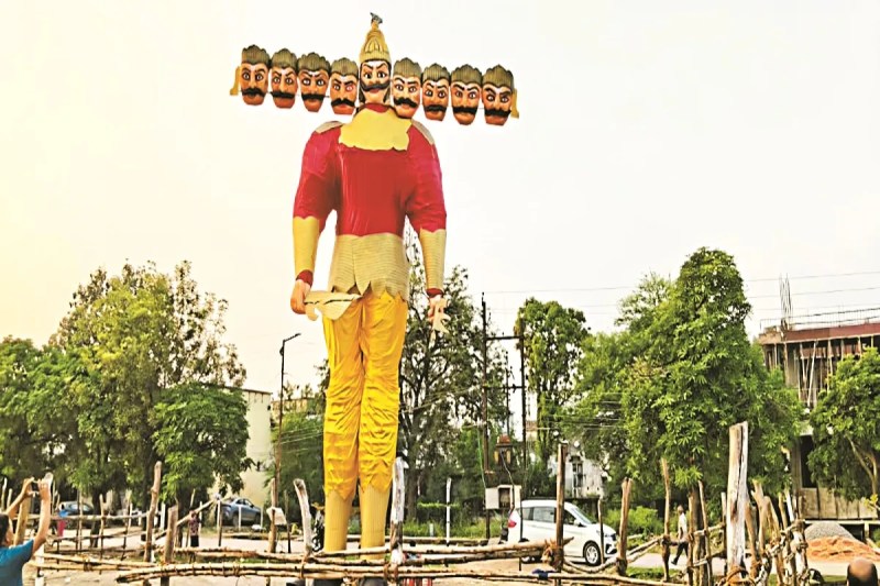 Dussehra 2025: छत्तीसगढ़ और देशभर में दशहरा मनाने की अजब-गजब परंपरा, यहां रावण का दहन नहीं, होती है पूजा