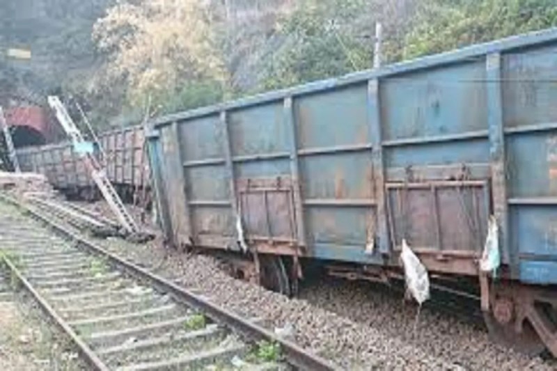 CG News:चट्टान मालगाड़ी से टकराई, कई बोगियां पटरी से उतरीं, किरंदुल-विशाखापट्टनम रेलमार्ग बाधित