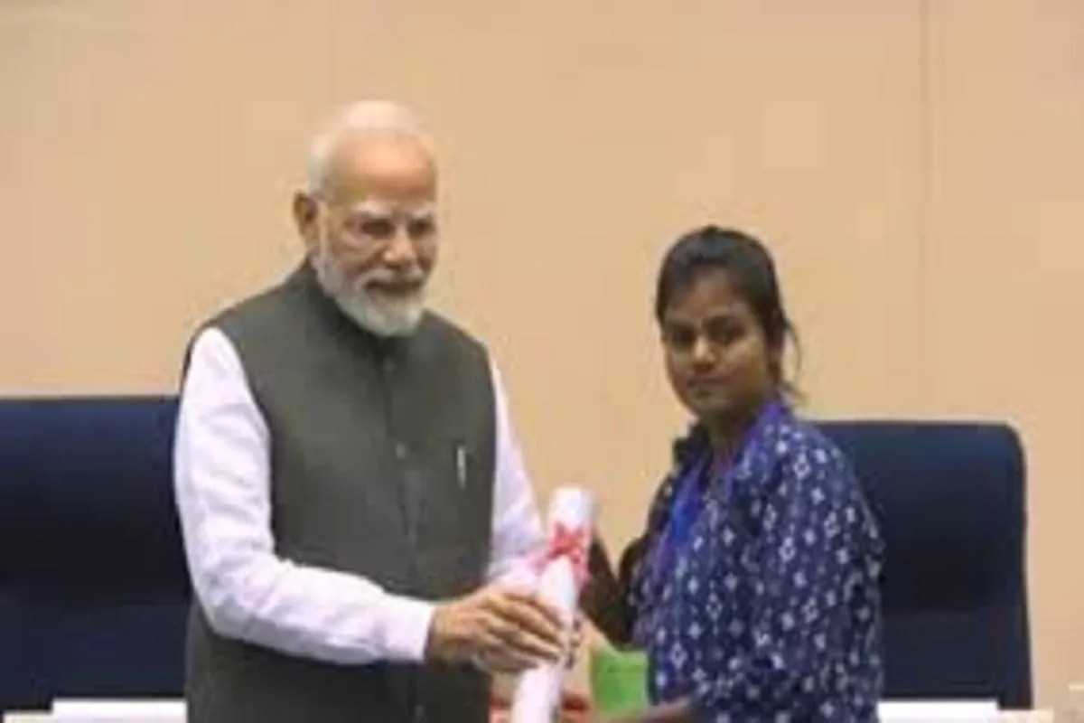 CG News: प्रधानमंत्री मोदी ने उमा बारले को किया सम्मानित, स्टेनोग्राफी परीक्षा में पहला स्थान