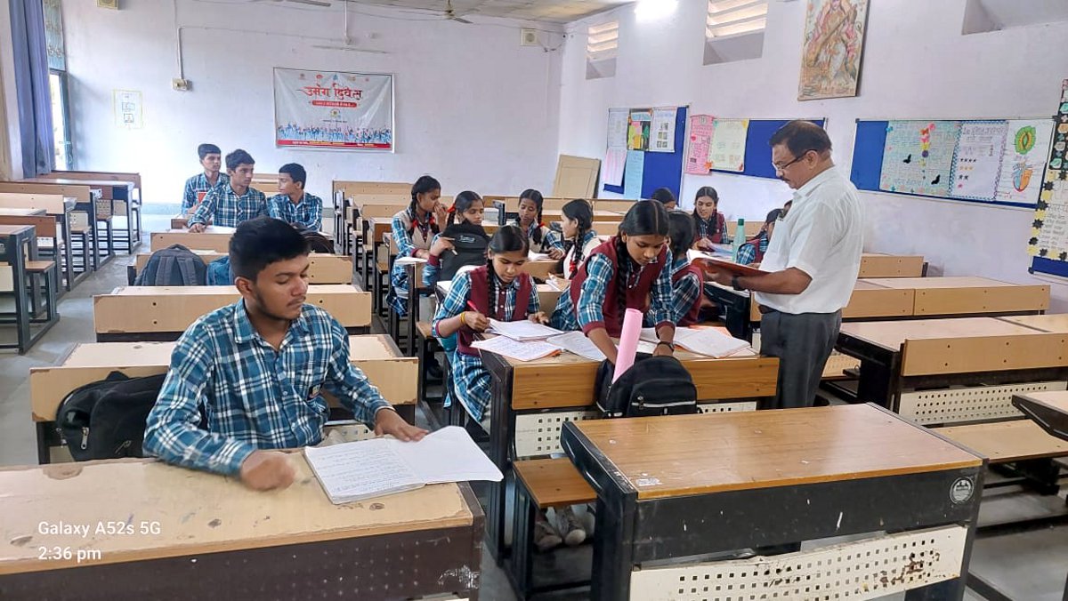 मोबाइल की लत से गलत रास्ते पर चले स्टूडेंट्स, फिर प्राचाार्य ने बना दिए आदर्श स्टूडेंट्स