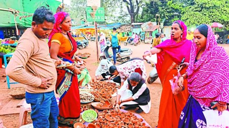 धनतेरस के साथ शनिवार से पांच दिवसीय दीपोत्सव की शुरुआत हो जाएगी। शुभ मुहूर्त में घरों में 13 दीये जलाकर उत्सव की शुरुआत करेंगे। पर्व को लेकर लोगों में उत्साह भी है। इस बार धनतेरस खास माना जा रहा है।