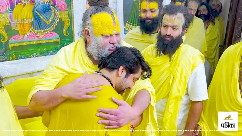 dhirendra krishna shastri meets saint premanand in vrindavan