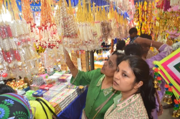 दीपोत्सव पर सजा रायपुर का बाजार, खरीदारी करते लोग।