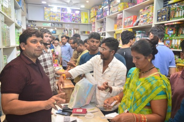 रायपुर के किसी भी मार्ग से निकलो तो नजरें दुकानों को निहारने लगती हैं। इन दुकानों में घर की सजावट, पूजा-अर्चना का सामान खरीदते लोग। 