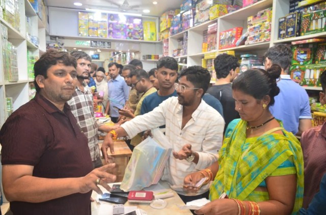 रायपुर के किसी भी मार्ग से निकलो तो नजरें दुकानों को निहारने लगती हैं। इन दुकानों में घर की सजावट, पूजा-अर्चना का सामान खरीदते लोग।