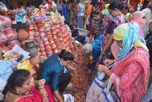 दीपोत्सव पर सजा शहर का बाजार, खरीदारी करते लोग।