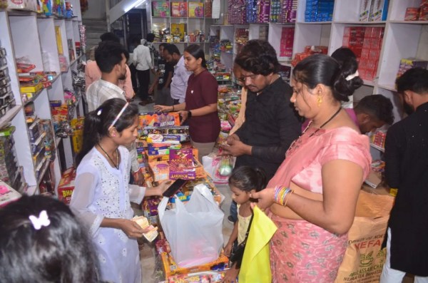 रायपुर के किसी भी मार्ग से निकलो तो नजरें दुकानों को निहारने लगती हैं। इन दुकानों में घर की सजावट, पूजा-अर्चना का सामान खरीदते लोग। 