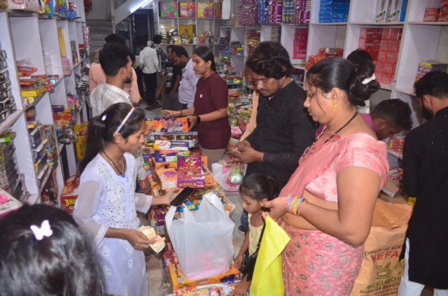 रायपुर के किसी भी मार्ग से निकलो तो नजरें दुकानों को निहारने लगती हैं। इन दुकानों में घर की सजावट, पूजा-अर्चना का सामान खरीदते लोग।