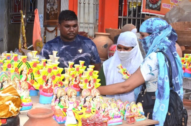 दीपोत्सव पर सजा शहर का बाजार, खरीदारी करते लोग।