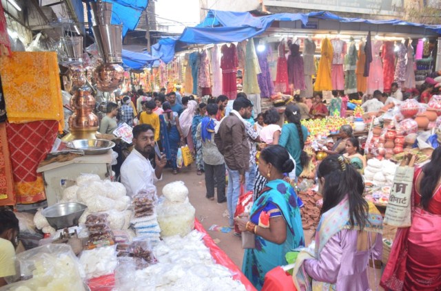 रायपुर के किसी भी मार्ग से निकलो तो नजरें दुकानों को निहारने लगती हैं। इन दुकानों में घर की सजावट, पूजा-अर्चना का सामान खरीदते लोग।