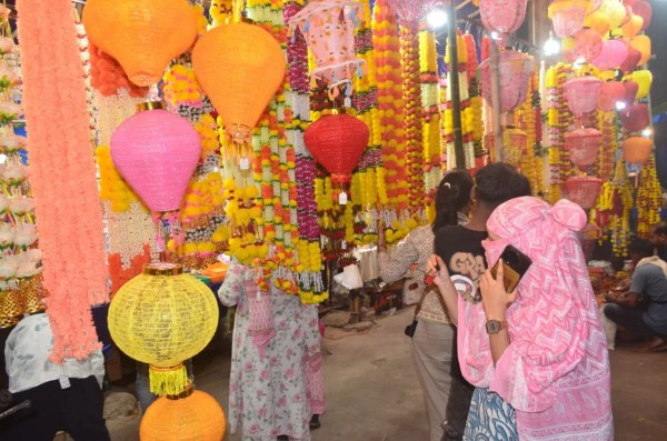 दीपोत्सव पर सजा रायपुर का बाजार, खरीदारी करते लोग।