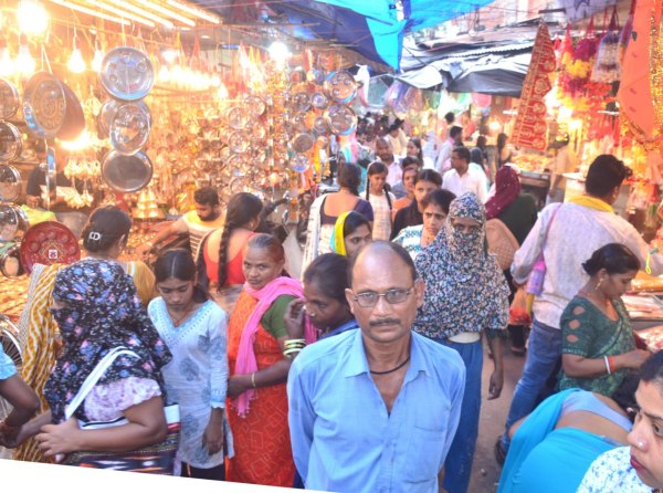 दीपोत्सव पर सजा शहर का बाजार, खरीदारी करते लोग। 