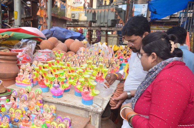 रायपुर के किसी भी मार्ग से निकलो तो नजरें दुकानों को निहारने लगती हैं। इन दुकानों में घर की सजावट, पूजा-अर्चना का सामान खरीदते लोग।