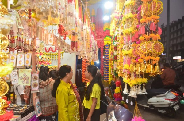 दीपोत्सव पर सजा रायपुर का बाजार, खरीदारी करते लोग।