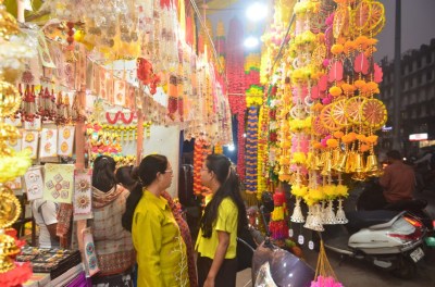 Diwali: पंच दिवसीय दीपोत्सव का उल्लास , घरों से लेकर बाजारों तक छाई खुशियां