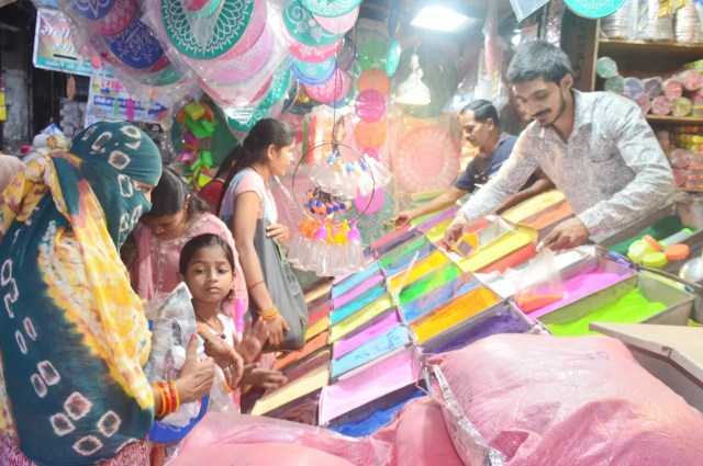 दीपोत्सव पर सजा शहर का बाजार, खरीदारी करते लोग।