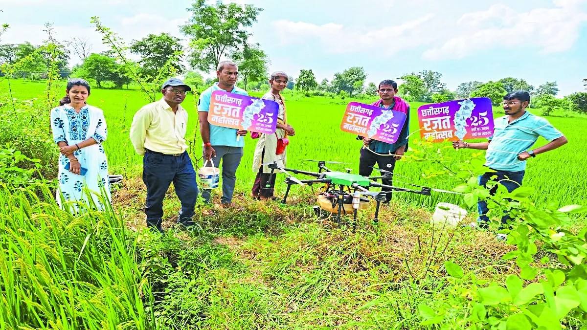 कृषि प्रधान बालोद जिले की पहली ड्रोन दीदी बघमरा निवासी रेखा साहू खुद आत्मनिर्भर हुईं। साथ ही अन्य महिलाओं को भी आत्मनिर्भर बनाकर कुछ कर गुजरने के लिए उनके सपनों को उड़ान दे रही हैं।