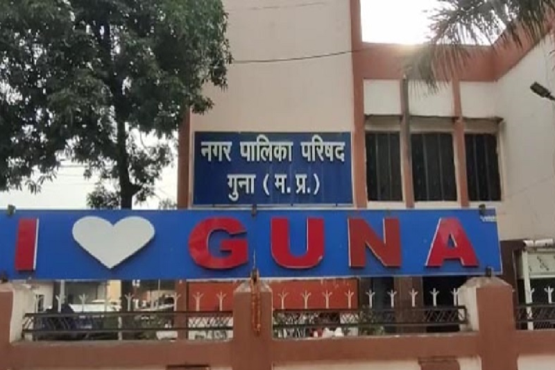 Guna nagar palika Chairperson vs In-charge CMO power tussle mp news