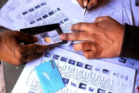 SIR को लेकर सियासी टकराव! रायपुर में एक लाख फर्जी वोटर होने का BJP का दावा, कांग्रेस का पलटवार