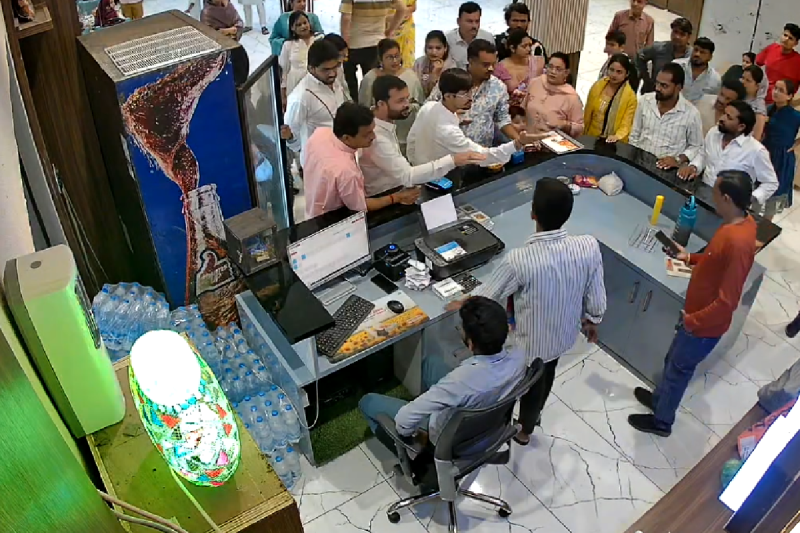 ratlam hotel violence viral video Motilal Dave son grandson attacked ceo mp news