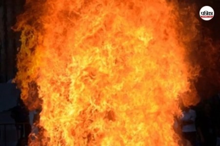 Papondh Police Station Incharge Brijendra Mishra saved a mother and son from a fire