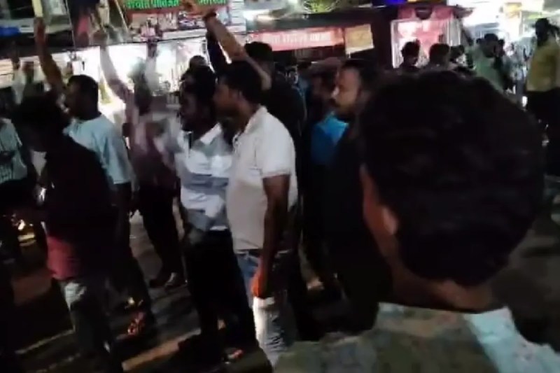 illegal liquor sellers attack female laborers narmadapuram mp news