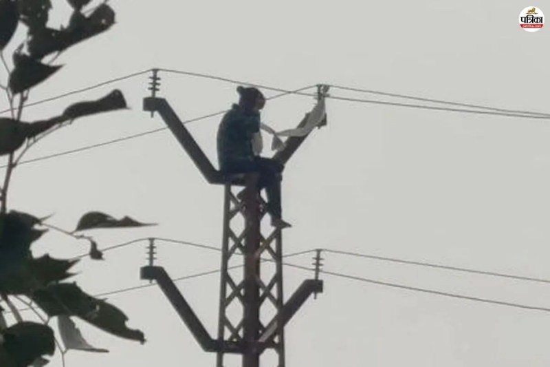 girl climbed high-tension pole