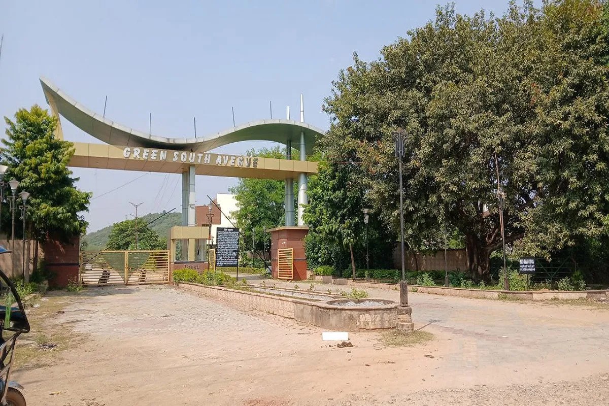 Neoteric had established Green South Avenue on the grazing land of Kedarpur. After establishing Green South Avenue Township, it was also sold; name transfers are also taking place.