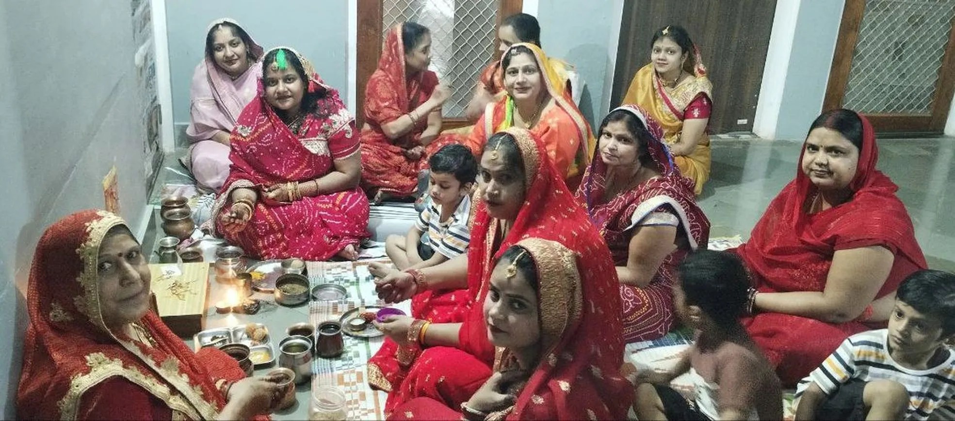 चांद को अर्घ्य देकर की सुख समृद्धि की कामना, पति की मांगी लंबी उम्र
