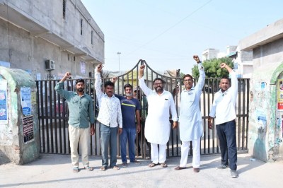 किसानों ने बंद किए मंडी के दरवाजे, जताया रोष