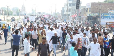 पांच किमी पैदल मार्च निकाल कर जताया रोष, हड़ताल के चलते मंडियों में नहीं हुई कृषि जिंसों की बोली