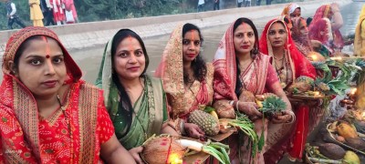 छठ घाटों पर उमड़े श्रद्धालु, उगते सूर्य को अघ्र्य देने के साथ छठ महोत्सव का समापन