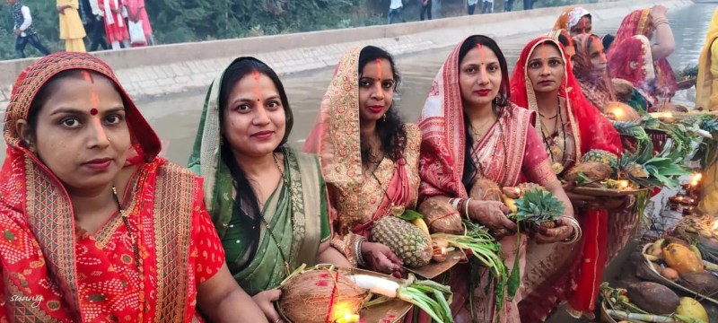 छठ घाटों पर उमड़े श्रद्धालु, उगते सूर्य को अघ्र्य देने के साथ छठ महोत्सव का समापन