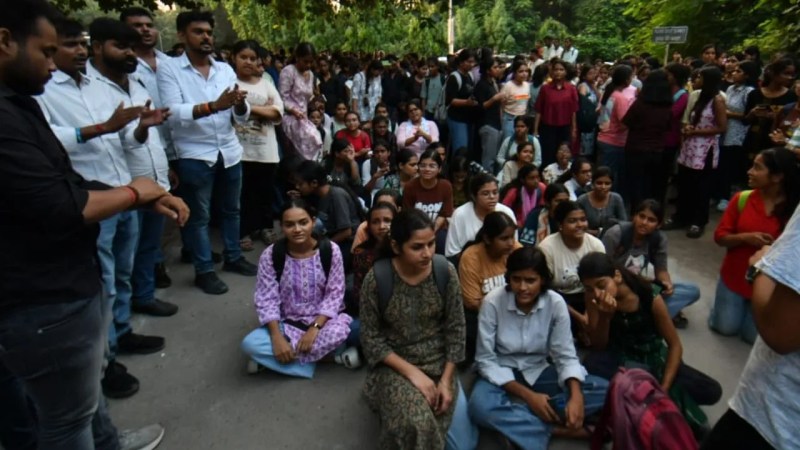 मौत के बाद गुरुवार को धरना प्रदर्शन पर उठाई आवाज