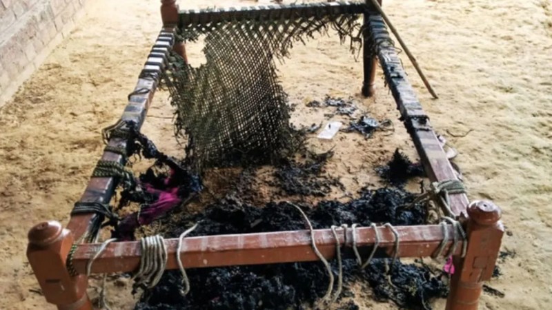 चारपाई पर सो रहे युवक पर डाली पेट्रोल