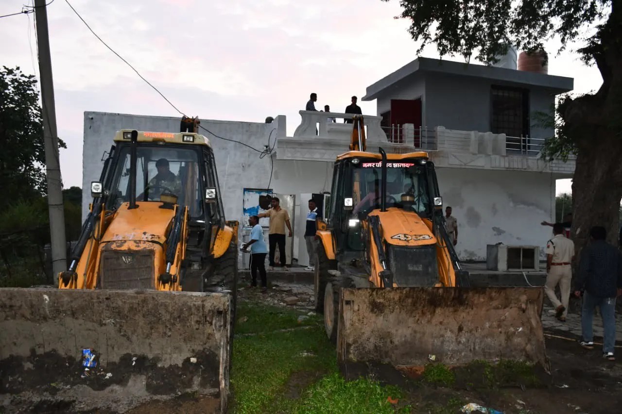 Rajasthan: प्रशासन का बड़ा एक्शन, मंदिर की 28 बीघा जमीन पर चला बुलडोजर, 'अब्दुल हफीज' ने अवैध कब्जा कर बना लिया था आलीशान घर | Patrika News | हिन्दी न्यूज
