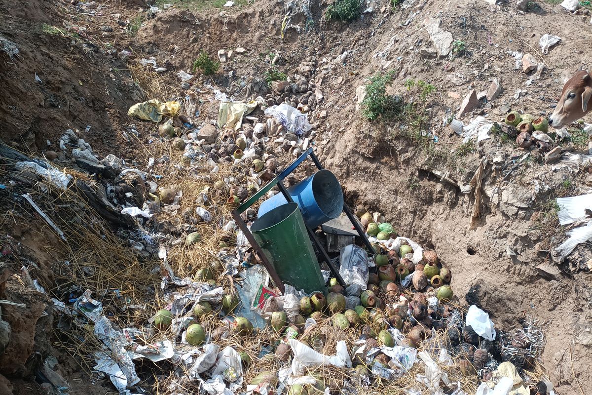 लापरवाही : लाखों खर्च कर खरीदे कचरा पात्र बने कचरा