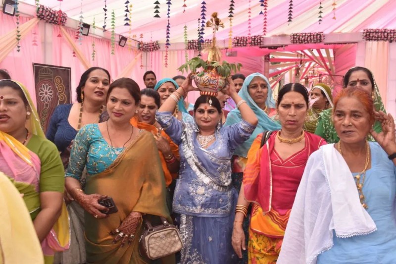 किन्नर महासम्मेलन में कलश यात्रा निकालती किन्नर