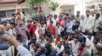 Farmers chase away a trader in Neemuch over a sharp drop in peanut prices