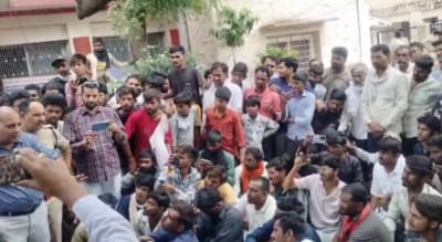 Farmers chase away a trader in Neemuch over a sharp drop in peanut prices