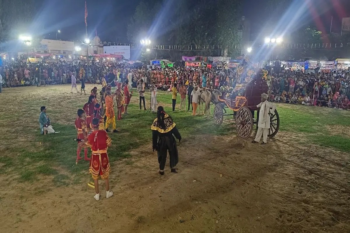 विजयादशमी : डोली भूमि गिरत दसकंधर। छुभित सिंधु सरि दिग्गज भूधर।। …. देखें वीडियो …..
