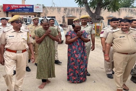 गोवंश के हत्यारों को गंजा कर लेडिज गाउन में निकाला जुलूस