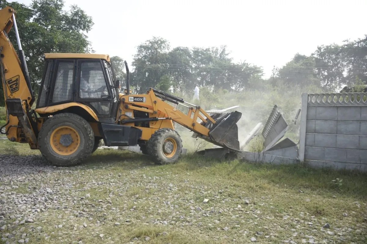 40 बीघे में अवैध प्लाटिंग ध्वस्त (फोटो सोर्स : Whatsapp Group)