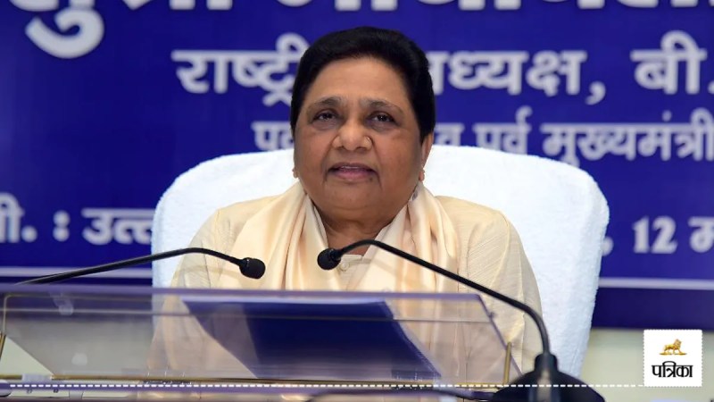 mayawati lucknow rally praises yogi attacks sp double character