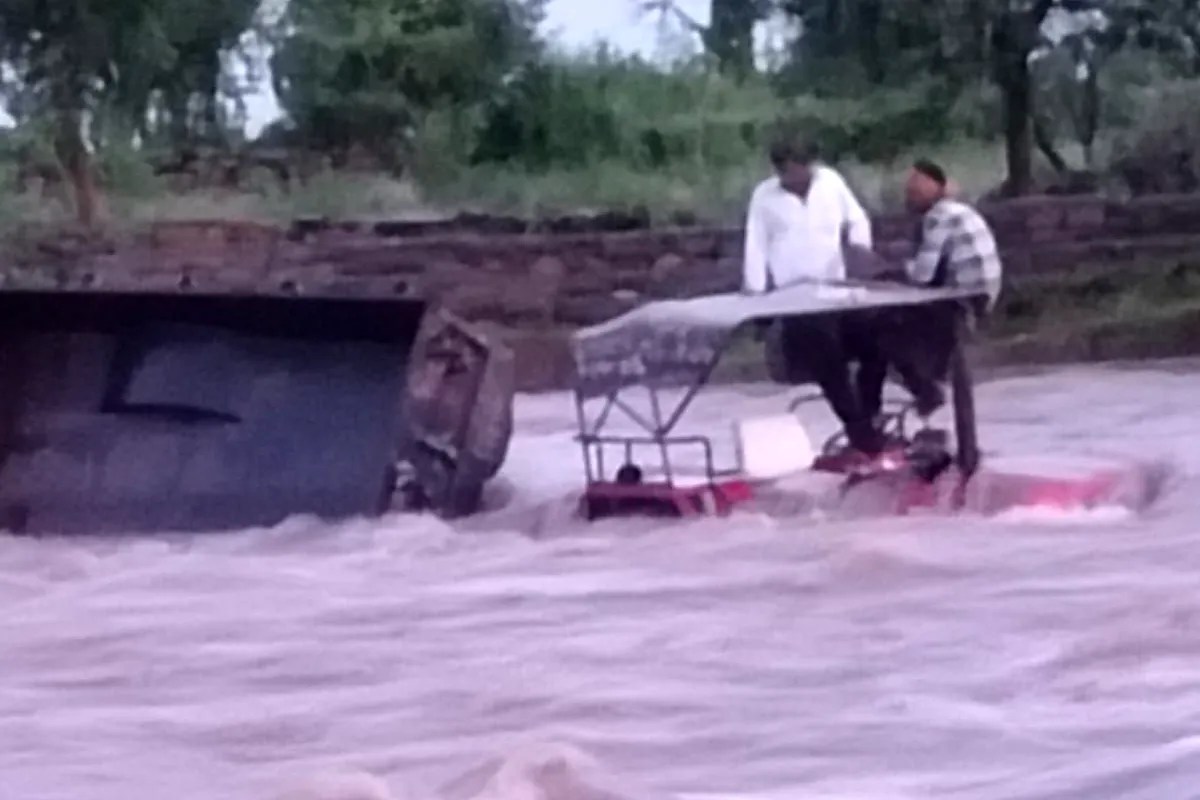 नदी में गिरा ट्रैक्टर, बचाने गए युवक की डूबकर मौत, पूरी रात ट्रैक्टर पर खड़े रहकर दो लोगों ने बचाई जान