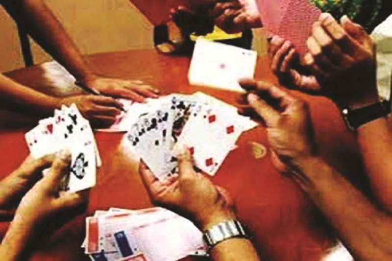 CG Crime: इलेक्ट्रॉनिक दुकान की आड़ में ऑनलाइन सट्टा, पार्किंग में जुआ, 7 गिरफ्तार